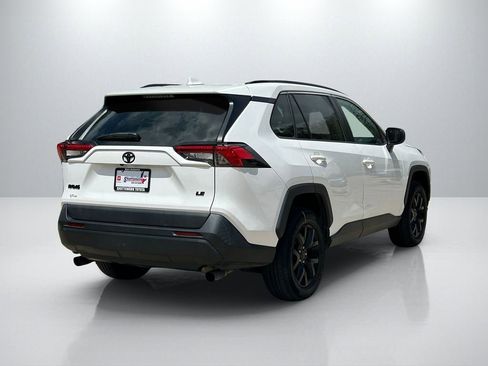Used 2021 Toyota RAV4 LE FWD image 5