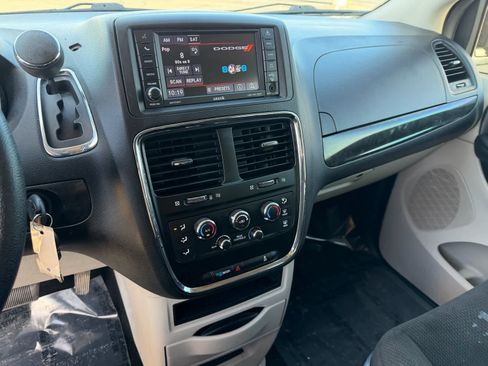 Used 2018 Dodge Grand Caravan SE w/ UConnect Hands-Free Group image 19
