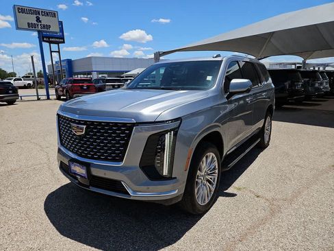 Used 2025 Cadillac Escalade Premium Luxury AWD/4WD image 4