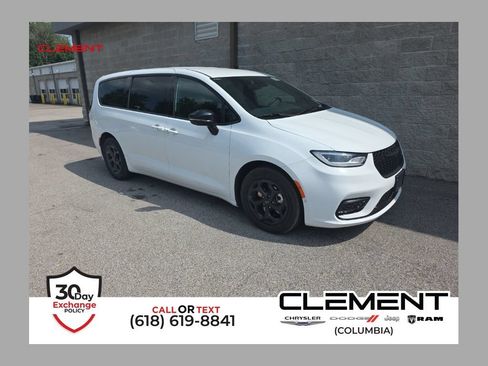 Used 2024 Chrysler Pacifica Limited FWD image 1