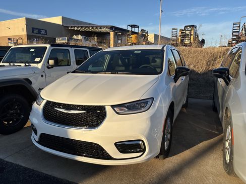 New 2026 Chrysler Pacifica Select image 1