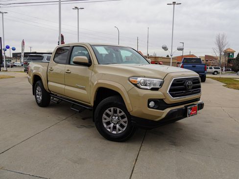Certified 2018 Toyota Tacoma SR5 image 3