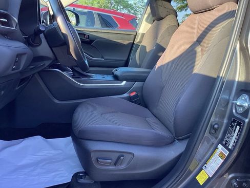 Used 2023 Toyota Highlander LE FWD image 23