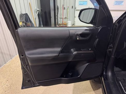 Used 2018 Toyota Tacoma TRD Sport AWD/4WD image 9