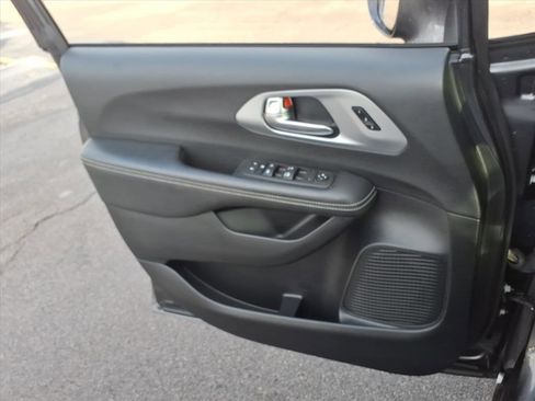 Used 2022 Chrysler Pacifica Touring-L w/ S Appearance Package image 22