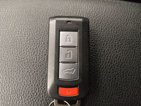 Used 2018 Mitsubishi Outlander SEL image 32