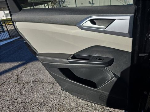 Used 2025 Volkswagen Taos SE w/ Panoramic Sunroof Package image 9