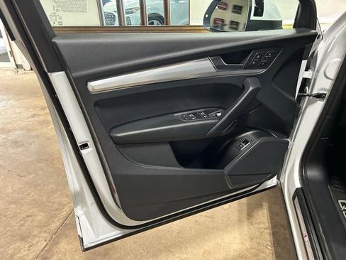 Certified 2025 Audi Q5 2.0T Premium w/ Convenience Plus Package image 9