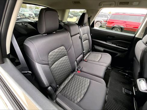 Used 2024 Nissan Pathfinder SV w/ Lighting Package (N92) image 18