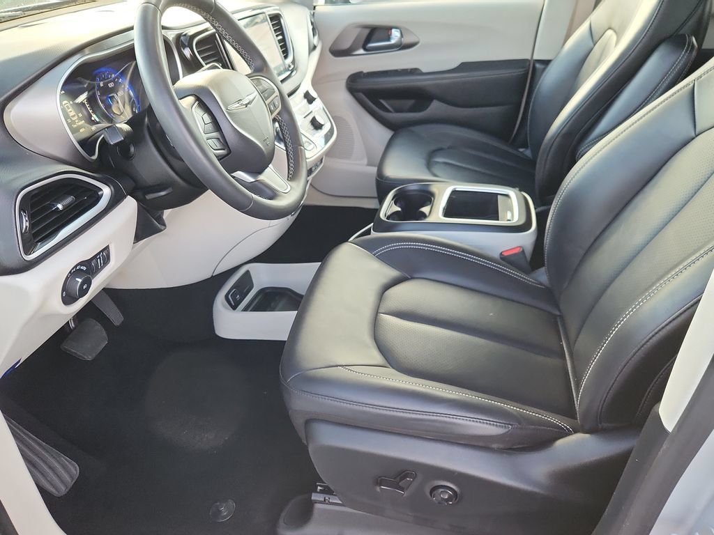 Used 2024 Chrysler Pacifica Touring-L FWD image 7