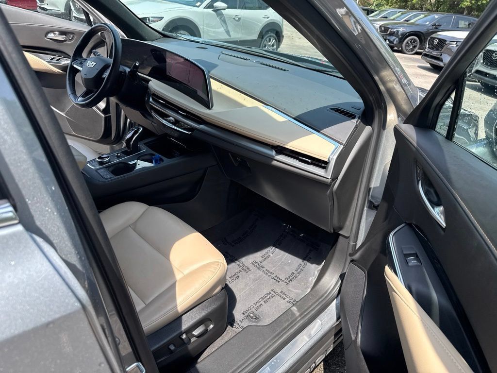Used 2024 Cadillac XT4 Luxury w/ Cold Weather Package FWD image 74