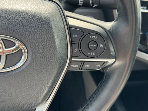 Used 2018 Toyota Camry XLE image 11