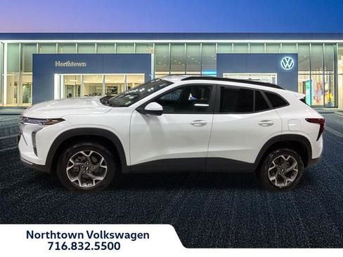 Used 2025 Chevrolet Trax LT FWD image 2