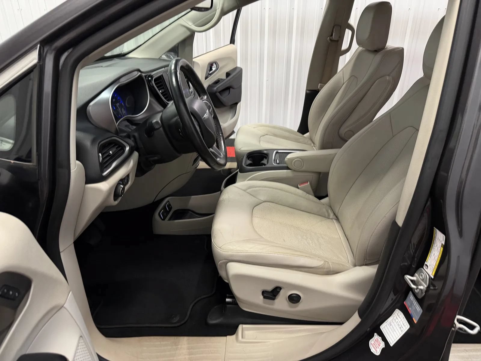 Used 2021 Chrysler Pacifica Touring-L FWD image 35