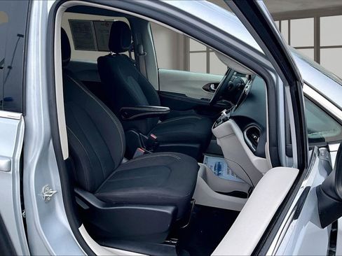Used 2023 Chrysler Voyager LX image 8