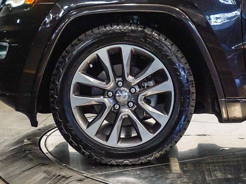 Used 2017 Jeep Grand Cherokee Overland image 9
