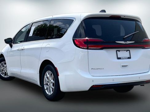 Used 2025 Chrysler Pacifica Select FWD image 10