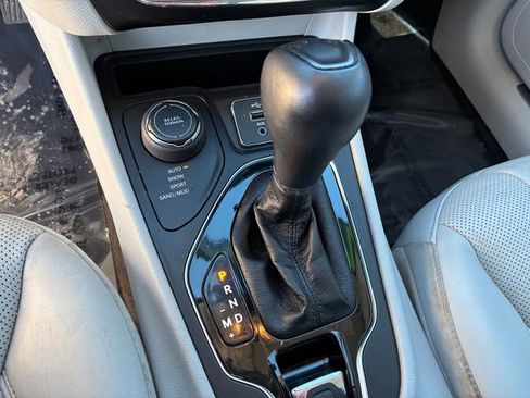 Used 2019 Jeep Cherokee Limited image 29