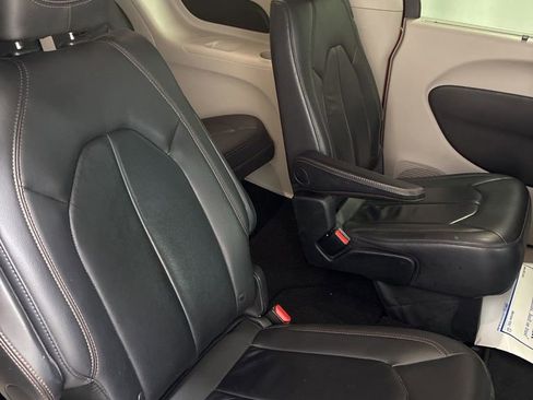 Used 2017 Chrysler Pacifica Touring-L w/ Tire & Wheel Group FWD image 26