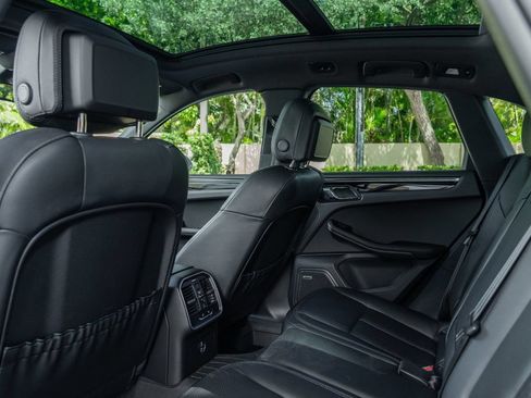 Used 2025 Porsche Macan AWD/4WD image 20