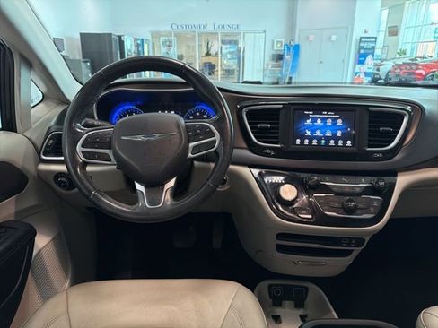 Used 2019 Chrysler Pacifica Touring-L image 23