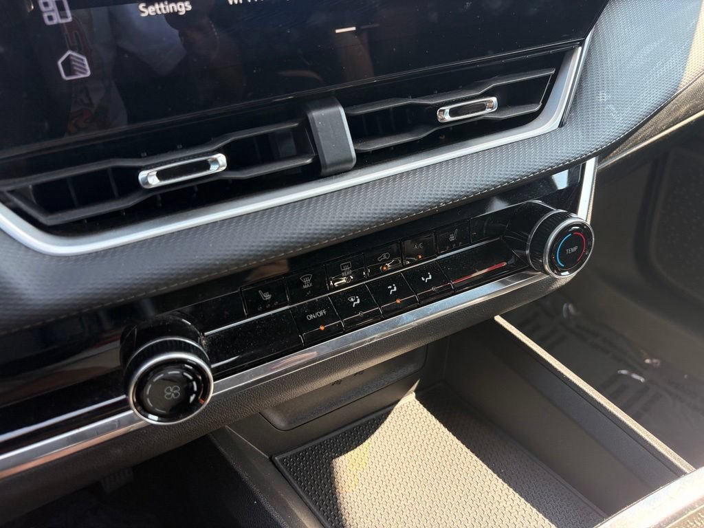 Used 2025 Chevrolet Equinox LT FWD image 18