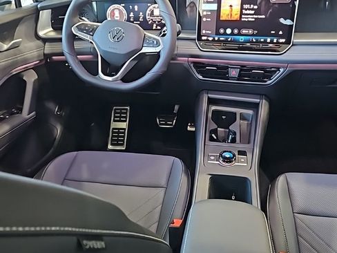 New 2026 Volkswagen Tiguan SE R-Line FWD image 25