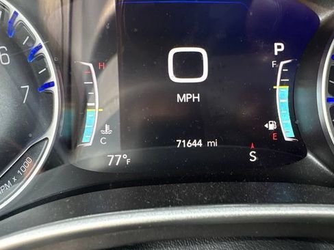 Used 2023 Chrysler Pacifica Touring-L FWD image 13