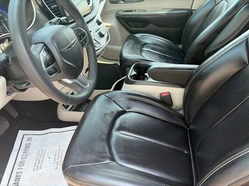 Used 2023 Chrysler Pacifica Touring-L FWD image 11
