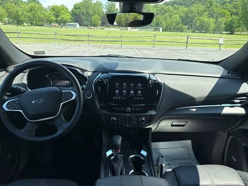 Used 2023 Chevrolet Traverse RS AWD/4WD image 2