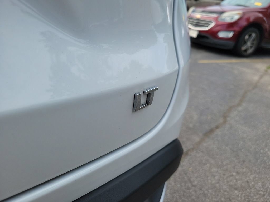 Used 2025 Chevrolet Trax LT FWD image 11
