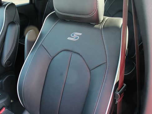 New 2026 Chrysler Pacifica Limited w/ S Appearance Package image 4