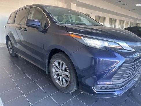 Certified 2023 Toyota Sienna LE FWD image 5