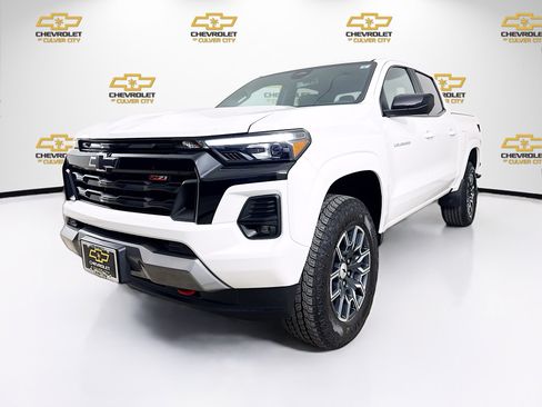 Used 2023 Chevrolet Colorado Z71 w/ Z71 Convenience Package 2 AWD/4WD image 3