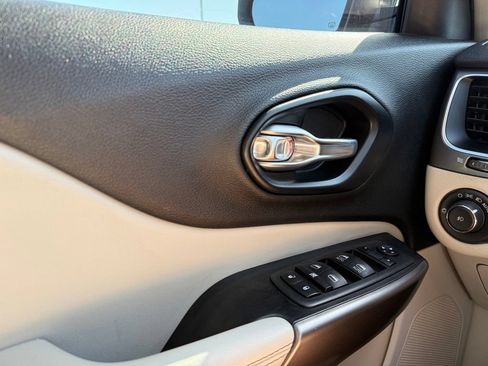Used 2020 Jeep Cherokee Latitude Plus FWD image 12