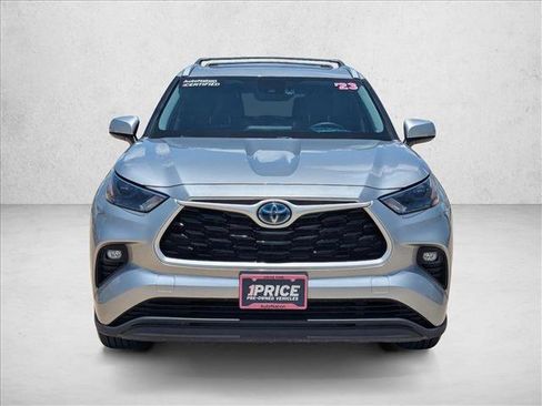 Used 2023 Toyota Highlander XLE FWD image 2