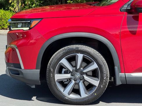 Certified 2025 Honda Pilot Touring image 4
