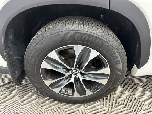 Used 2020 Toyota Highlander XLE image 19