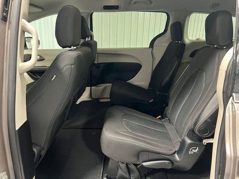 Used 2017 Chrysler Pacifica LX image 6