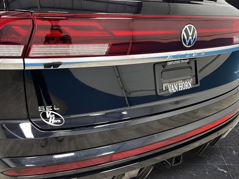Used 2024 Volkswagen Atlas Cross Sport SEL R-Line AWD/4WD image 40