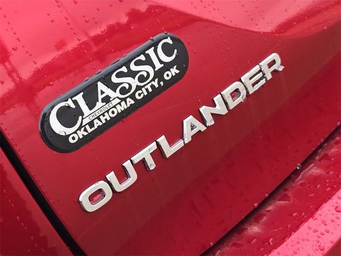 Used 2025 Mitsubishi Outlander SE image 32