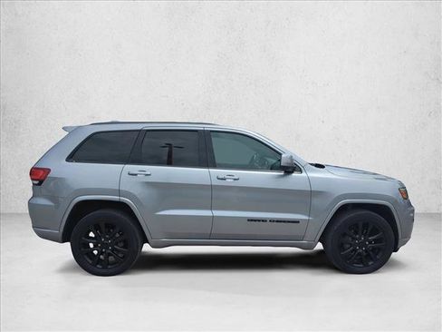Used 2020 Jeep Grand Cherokee Altitude RWD image 4