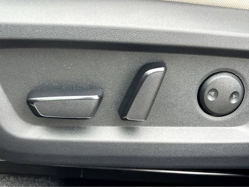 Used 2025 Nissan Rogue SV FWD image 18