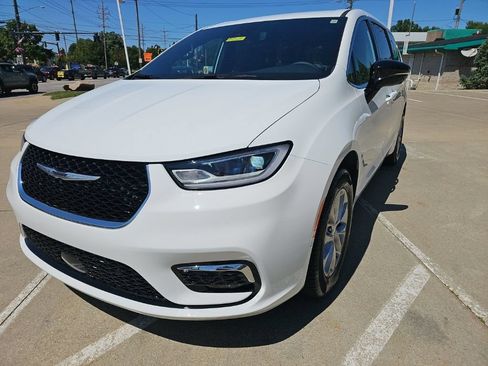 Used 2025 Chrysler Pacifica Select w/ Uconnect Theater Family Group AWD/4WD image 7