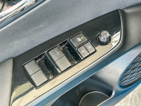 Used 2022 Toyota Prius XLE FWD image 25