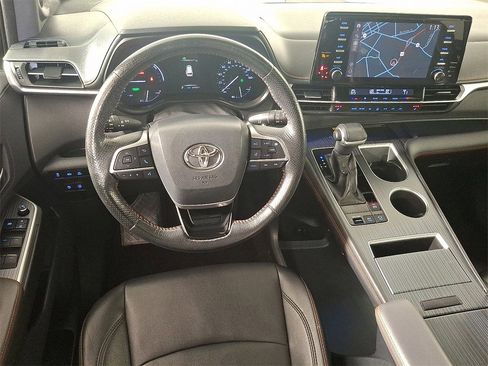 Used 2021 Toyota Sienna XSE w/ XSE Plus Package image 2