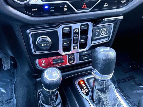 Used 2025 Jeep Wrangler Unlimited Rubicon 4xe w/ Convenience Group AWD/4WD image 12