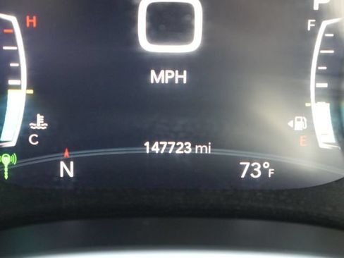 Used 2022 Chrysler Pacifica Limited w/ Uconnect Theater Family Group AWD/4WD image 8