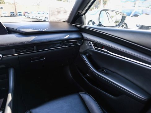 Used 2019 MAZDA MAZDA3 Hatchback w/ Preferred Package image 6