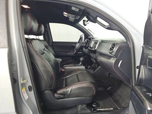Used 2018 Toyota Tacoma TRD Off-Road w/ Technology Package image 12
